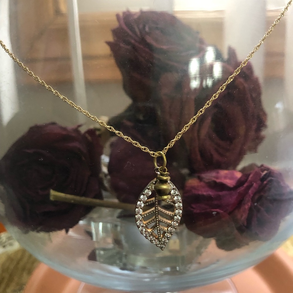 Elegant Gold Leaf Pendant Necklace